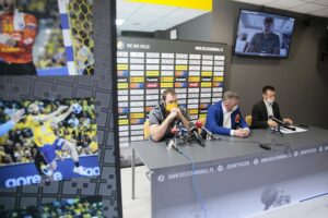 17.06.2020. Kielce. Vive wycofuje się ze sponsorowania piłkarzy ręcznych. Na zdjęciu (od lewej): Andreas Wolff - bramkarz PGE Vive Kielce, Bertus Servaas - prezes PGE Vive Kielce, Paweł Papaj - dyrektor ds. marketingu PGE Vive Kielce / Wiktor Taszłow / Radio Kielce