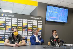 17.06.2020. Kielce. Vive wycofuje się ze sponsorowania piłkarzy ręcznych. Na zdjęciu (od lewej): Andreas Wolff - bramkarz PGE Vive Kielce, Bertus Servaas - prezes PGE Vive Kielce, Paweł Papaj - dyrektor ds. marketingu PGE Vive Kielce / Wiktor Taszłow / Radio Kielce