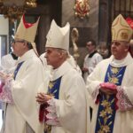 07.05.2020. Kielce. Uroczysta msza święta z okazji jubileuszu kieleckiej katedry. Na zdjęciu (od lewej): biskup Andrzej Kaleta, biskup Marian Florczyk i biskup Jan Piotrowski, ordynariusz diecezji kieleckiej / Wiktor Taszłow / Radio Kielce