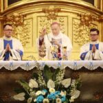 07.05.2020. Kielce. Uroczysta msza święta z okazji jubileuszu kieleckiej katedry. Na zdjęciu (w środku): Andrzej Jeż, biskup tarnowski / Wiktor Taszłow / Radio Kielce