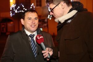 01.01.2020. Klimontów. Sylwester. Na zdjęciu (od lewej): Marek Goździewski - burmistrz Klimontowa, Mateusz Kaczmarczyk - Radio Kielce / Wiktor Taszłow / Radio Kielce