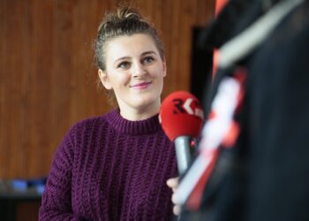 09.11.2019. Podzamcze. Wystawa wojskowa zaprezentowana przez żołnierzy z Centrum Przygotowań do Misji Zagranicznych. Na zdjęciu:  Aneta Sławek - Regionalnego Centrum Leonarda da Vinci / Wiktor Taszłow / Radio Kielce