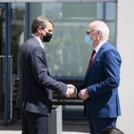 04.06.2020. Kielce. II tura wyborów rektora UJK. Na zdjęciu (od lewej): prof. Jacek Semaniak - rektor UJK i prof. Stanisław Głuszek - rektor elekt UJK / Wiktor Taszłow / Radio Kielce