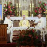 03.06.2020. Masłów. Msza święta w 29. rocznicę wizyty papieża Jana Pawła II w Masłowie. Na zdjęciu (w środku): biskup Marian Florczyk / Wiktor Taszłow / Radio Kielce