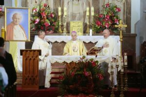 03.06.2020. Masłów. Msza święta w 29. rocznicę wizyty papieża Jana Pawła II w Masłowie. Na zdjęciu (w środku): biskup Marian Florczyk / Wiktor Taszłow / Radio Kielce