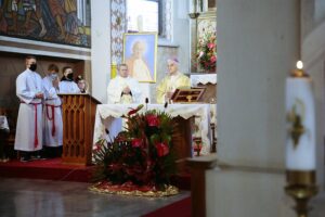 03.06.2020. Masłów. Msza święta w 29. rocznicę wizyty papieża Jana Pawła II w Masłowie. Na zdjęciu (z prawej): biskup Marian Florczyk / Wiktor Taszłow / Radio Kielce