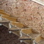 25.01.2021. Końskie. Remont zachodniego skrzydła Pałacu im. Tarnowskich. Żeliwne schody / Magdalena Galas-Klusek / Radio Kielce