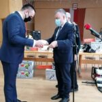 09.01.2021 Skalbmierz. Przekazanie sprzętu strażackiego dla sześciu jednostek OSP. Na zdjęciu (od lewej): Janusz Kowalski - wiceminister aktywów państwowych i Marek Juszczyk - burmistrz Skalbmierza / Marta Gajda / Radio Kielce