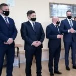 09.01.2021 Skalbmierz. Przekazanie sprzętu strażackiego dla sześciu jednostek OSP. Na zdjęciu (od lewej): Tomasz Jamka – członek zarządu województwa świętokrzyskiego, senator Jacek Włosowicz, poseł Mariusz Gosek, Janusz Kowalski - wiceminister aktywów państwowych i Adrian Ścipiór – kierownik placówki terenowej KRUS w Kazimierzy Wielkiej / Marta Gajda / Radio Kielce