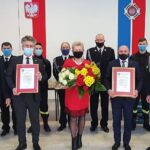 16.01.2021. Łopuszno. Przekazanie sprzętu dla OSP w gminie Łopuszno. Na zdjęciu (w pierwszym rządzie, od lewej): Tomasz Robak - prezes OSP w Gnieździskach, senator Krzysztof Słoń, Irena Marcisz - wójt Łopuszna, poseł Mariusz Gosek, Michał Jarząb - prezes OSP w Łopusznie / Urząd Gminy Łopuszno