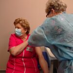 04.01.2021 Ostrowiec Świętokrzyski. Pierwsze szczepienia przeciwko COVID-19 w szpitalu. Szczepienie Teresy Kutwin - pielęgniarki nadzorującej poradnie w ZOZ w Ostrowcu Św. / Emilia Sitarska / Radio Kielce