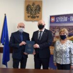 21.01.2021. Szydłów. Podpisanie umowy na przebudowę Miejsko-Gminnej Biblioteki Publicznej. Na zdjęciu (od lewej): Dariusz Gozdek - GMC sp.z.o.o ze Staszowa, Andrzej Tuz - burmistrz Szydłowa, Alicja Kłonicka - skarbnik miasta / Piotr Walczak / Urząd Miasta i Gminy Szydłów