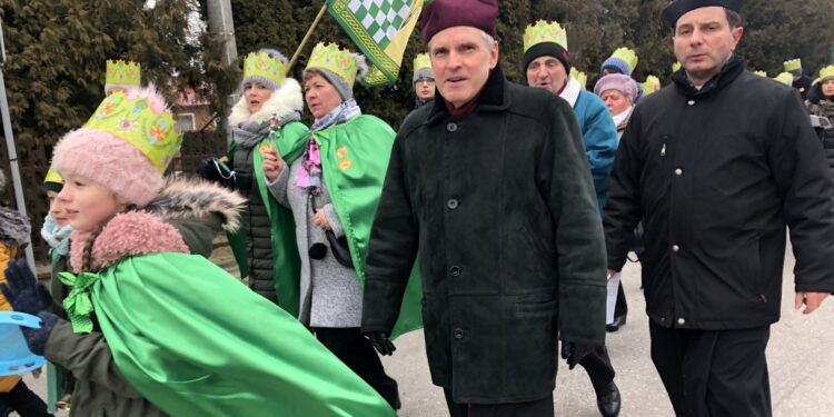 06.01.2020 Obrazów. Orszak Trzech Króli. Na zdjęciu (w środku): biskup Krzysztof Nitkiewicz / Grażyna Szlęzak-Wójcik / Radio Kielce