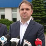 30.05.2020 Starachowice. Konferencja nt. sytuacji w firmie Animex Foods. Na zdjęciu wojewoda Zbigniew Koniusz, dyrektor Animex Foods Zbigniew Nidzgorski / Anna Głąb / Radio Kielce