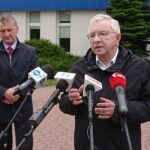 30.05.2020 Starachowice. Konferencja nt. sytuacji w firmie Animex Foods. Na zdjęciu wojewoda Zbigniew Koniusz, poseł Krzysztof Lipiec / Anna Głąb / Radio Kielce