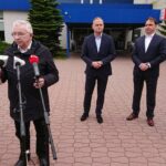 30.05.2020 Starachowice. Konferencja nt. sytuacji w firmie Animex Foods. Na zdjęciu wojewoda Zbigniew Koniusz, poseł Krzysztof Lipiec, rzecznik Animex Foods Łukasz Dominiak, dyrektor Animex Foods Zbigniew Nidzgorski, dyrektor WSSE Jarosław Ciura / Anna Głąb / Radio Kielce