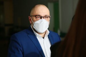 27.12.2020 Kielce. Pierwsze szczepienia w regionie przeciwko COVID-19. Na zdjęciu: Bartosz Stemplewski - dyrektor Wojewódzkiego Szpitala Zespolonego / Wiktor Taszłow / Radio Kielce