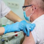 27.12.2020 Kielce. Pierwsze szczepienia w regionie przeciwko COVID-19. Na zdjęciu: dr n. med Krzysztof Bidas - zastępca dyrektora ds. medycznych w Wojewódzkim Szpitalu Zespolonym w Kielcach / Wiktor Taszłow / Radio Kielce