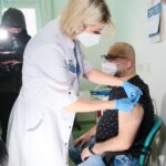 27.12.2020 Kielce. Pierwsze szczepienia w regionie przeciwko COVID-19. Na zdjęciu (od lewej): Marzena Jaworska-Kurek - pielęgniarka i Bartosz Stemplewski - dyrektor Wojewódzkiego Szpitala Zespolonego / Wiktor Taszłow / Radio Kielce