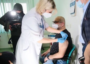 27.12.2020 Kielce. Pierwsze szczepienia w regionie przeciwko COVID-19. Na zdjęciu (od lewej): Marzena Jaworska-Kurek - pielęgniarka i Bartosz Stemplewski - dyrektor Wojewódzkiego Szpitala Zespolonego / Wiktor Taszłow / Radio Kielce