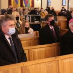 02.01.2021. Kielce. XIV Festiwal Świętokrzyskich Kolęd i Pastorałek. Na zdjęciu od lewej: senator Krzysztof Słoń, biskup Marian Florczyk / Wiktor Taszłow / Radio Kielce