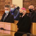 02.01.2021. Kielce. XIV Festiwal Świętokrzyskich Kolęd i Pastorałek. Na zdjęciu od lewej: senator Krzysztof Słoń, biskup Marian Florczyk, Rafał Nowak - wicewojewoda świętokrzyski / Wiktor Taszłow / Radio Kielce