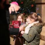 02.01.2021. Kielce. XIV Festiwal Świętokrzyskich Kolęd i Pastorałek. Wyróżnienia wręcza biskup Marian Florczyk / Wiktor Taszłow / Radio Kielce