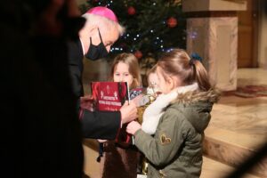 02.01.2021. Kielce. XIV Festiwal Świętokrzyskich Kolęd i Pastorałek. Wyróżnienia wręcza biskup Marian Florczyk / Wiktor Taszłow / Radio Kielce