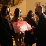 02.01.2021. Kielce. XIV Festiwal Świętokrzyskich Kolęd i Pastorałek. Wyróżnienia wręcza biskup Marian Florczyk / Wiktor Taszłow / Radio Kielce