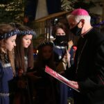 02.01.2021. Kielce. XIV Festiwal Świętokrzyskich Kolęd i Pastorałek. Wyróżnienia wręcza biskup Marian Florczyk / Wiktor Taszłow / Radio Kielce