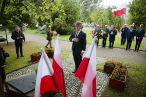 01.09.2020. Kielce. Obchody wybuchu II Wojny Światowej. Wieniec składa Krzysztof Słoń - senator / Wiktor Taszłow / Radio Kielce