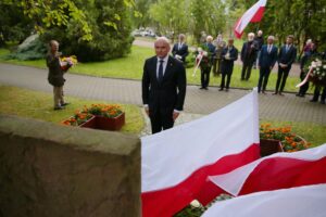 01.09.2020. Kielce. Obchody wybuchu II Wojny Światowej. Wieniec składa Krzysztof Słoń - senator / Wiktor Taszłow / Radio Kielce