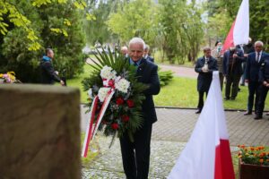 01.09.2020. Kielce. Obchody wybuchu II Wojny Światowej. Wieniec składa Krzysztof Słoń - senator / Wiktor Taszłow / Radio Kielce