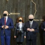 22.01.2021. Michniów. Wizyta wicepremiera Piotra Glińskiego w Mauzoleum Martyrologii Wsi Polskiej. Na zdjęciu (od lewej): Mateusz Szpytma – zastępca prezesa Instytutu Pamięci Narodowej, Agata Wojtyszek - poseł, Krzysztof Lipiec - poseł, Krzysztof Słoń - senator / Wiktor Taszłow / Radio Kielce