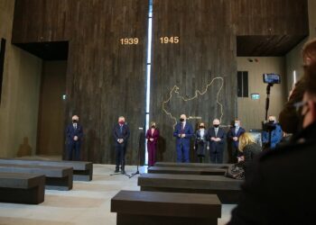 22.01.2021. Michniów. Wizyta wicepremiera Piotra Glińskiego w Mauzoleum Martyrologii Wsi Polskiej. Na zdjęciu (od lewej): Andrzej Bętkowski - marszałek województwa świętokrzyskiego, Piotr Gliński - wicepremier; minister kultury, dziedzictwa narodowego i sportu, Anna Krupka - wiceminister sportu, Mateusz Szpytma – zastępca prezesa Instytutu Pamięci Narodowej, Agata Wojtyszek - poseł, Krzysztof Lipiec - poseł, Krzysztof Słoń - senator, Zbigniew Koniusz - wojewoda świętokrzyski / Wiktor Taszłow / Radio Kielce