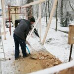 25.01.2021. Kielce. Prace przy zabytkowym murze w parku miejskim / Wiktor Taszłow / Radio Kielce