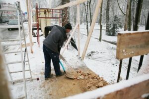 25.01.2021. Kielce. Prace przy zabytkowym murze w parku miejskim / Wiktor Taszłow / Radio Kielce