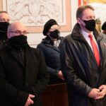 23.01.2021. Suchedniów. Obchody 158. rocznicy wybuchu powstania styczniowego. Na zdjęciu Cezary Błach - burmistrz Suchedniowa, Dariusz Skiba - burmistrz Bodzentyna / Wiktor Taszłow / Radio Kielce