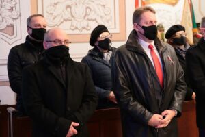 23.01.2021. Suchedniów. Obchody 158. rocznicy wybuchu powstania styczniowego. Na zdjęciu Cezary Błach - burmistrz Suchedniowa, Dariusz Skiba - burmistrz Bodzentyna / Wiktor Taszłow / Radio Kielce