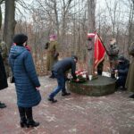 23.01.2021. Suchedniów. Obchody 158. rocznicy wybuchu powstania styczniowego. Kwiaty składają Maria Zuba - doradca wojewody świętokrzyskiego i Agata Wojtyszek - poseł PiS / Wiktor Taszłow / Radio Kielce