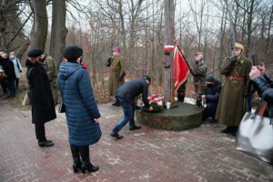 23.01.2021. Suchedniów. Obchody 158. rocznicy wybuchu powstania styczniowego. Kwiaty składają Maria Zuba - doradca wojewody świętokrzyskiego i Agata Wojtyszek - poseł PiS / Wiktor Taszłow / Radio Kielce