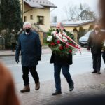 23.01.2021. Suchedniów. Obchody 158. rocznicy wybuchu powstania styczniowego. Kwiaty składają: Andrzej Bętkowski - marszałek województwa świętokrzyskiego, Tadeusz Sikora - dyrektor Muzeum Wsi Kieleckiej / Wiktor Taszłow / Radio Kielce