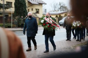 23.01.2021. Suchedniów. Obchody 158. rocznicy wybuchu powstania styczniowego. Kwiaty składają: Andrzej Bętkowski - marszałek województwa świętokrzyskiego, Tadeusz Sikora - dyrektor Muzeum Wsi Kieleckiej / Wiktor Taszłow / Radio Kielce