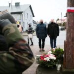 23.01.2021. Suchedniów. Obchody 158. rocznicy wybuchu powstania styczniowego. Na zdjęciu: Andrzej Bętkowski - marszałek województwa świętokrzyskiego, Tadeusz Sikora - dyrektor Muzeum Wsi Kieleckiej / Wiktor Taszłow / Radio Kielce