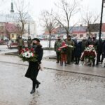 23.01.2021. Bodzentyn. Obchody 158. rocznicy wybuchu powstania styczniowego. Kwiaty składa Agata Wojtyszek - poseł PiS / Wiktor Taszłow / Radio Kielce
