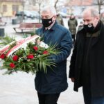 23.01.2021. Bodzentyn. Obchody 158. rocznicy wybuchu powstania styczniowego. Kwiaty składają: Andrzej Bętkowski - marszałek województwa świętokrzyskiego, Tadeusz Sikora - dyrektor Muzeum Wsi Kieleckiej / Wiktor Taszłow / Radio Kielce