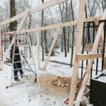 25.01.2021. Kielce. Prace przy zabytkowym murze w parku miejskim / Wiktor Taszłow / Radio Kielce