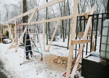 25.01.2021. Kielce. Prace przy zabytkowym murze w parku miejskim / Wiktor Taszłow / Radio Kielce