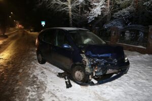 25.01.2021. Cedzyna. Zderzenie dwóch samochodów osobowych / Wiktor Taszłow / Radio Kielce