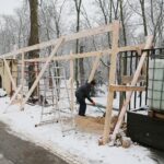 25.01.2021. Kielce. Prace przy zabytkowym murze w parku miejskim / Wiktor Taszłow / Radio Kielce